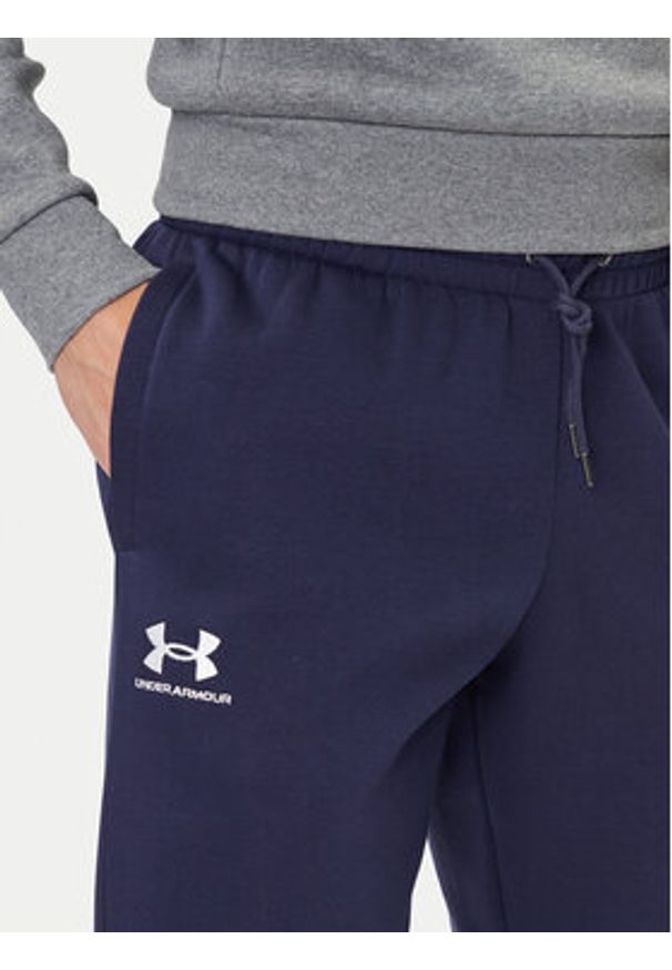 Under Armour Spodnie dresowe UA Essential Fleece Jogger 1373882 Granatowy Regular Fit. Kolor: niebieski. Materiał: bawełna