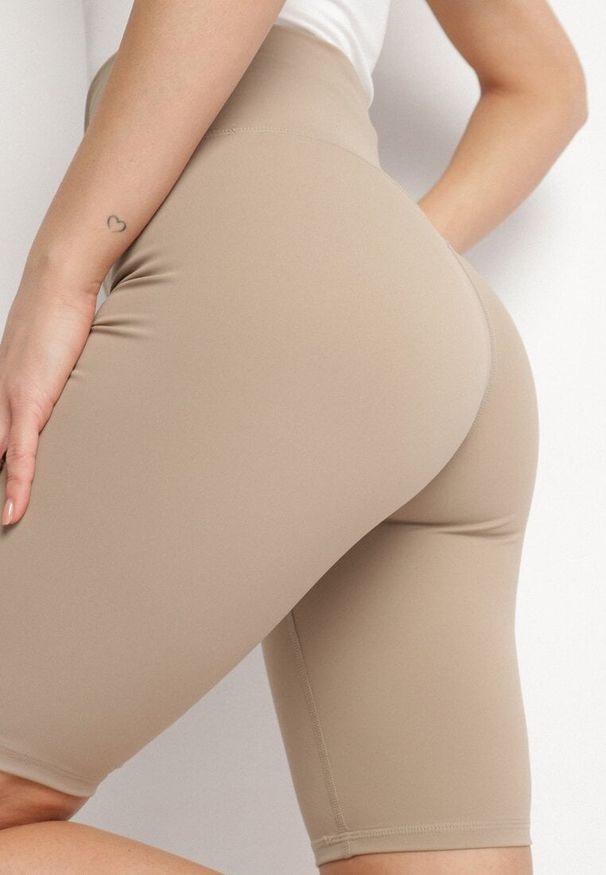 Born2be - Beżowe Szorty Typu Kolarki z Wysokim Stanem Asallie. Okazja: na co dzień, na spacer. Stan: podwyższony. Kolor: beżowy. Wzór: aplikacja. Styl: casual, sportowy