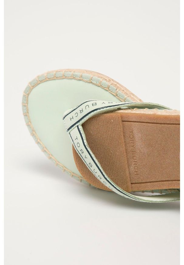 Tory Burch Japonki damskie kolor zielony. Kolor: zielony. Materiał: skóra, materiał. Wzór: gładki. Obcas: na obcasie. Wysokość obcasa: niski