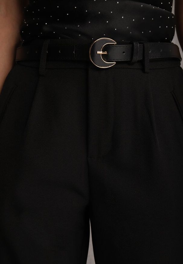 Renee - Czarne Spodnie Cygaretki High Waist z Paskiem z Klamrą w Kształcie Półksięzyca Vikinai. Stan: podwyższony. Kolor: czarny. Materiał: jedwab. Wzór: aplikacja. Styl: elegancki