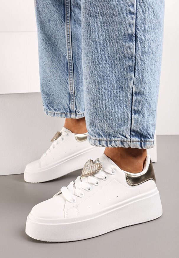 Renee - Biało-Złote Wiązane Casualowe Sneakersy na Platformie z Cyrkoniami i Metalową Aplikacją Illita. Okazja: na co dzień. Nosek buta: okrągły. Kolor: biały. Materiał: materiał. Wzór: aplikacja. Obcas: na platformie. Wysokość obcasa: niski
