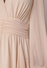 Born2be - Beżowa Romantyczna Sukienka Koktajlowa z Falbanami i Marszczeniem w Pasie Aranilla. Typ kołnierza: kołnierz z falbankami. Kolor: beżowy. Materiał: materiał, tkanina. Wzór: gładki, aplikacja. Typ sukienki: rozkloszowane. Styl: wizytowy #8