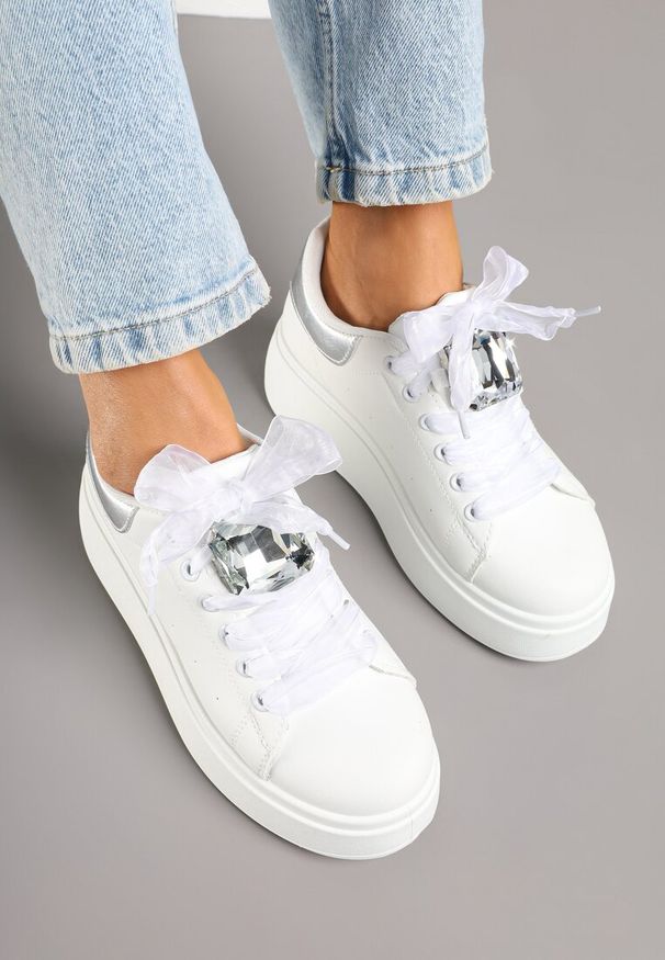 Renee - Biało-Srebrne Sneakersy z Cyrkoniami Vivioriana. Okazja: na co dzień. Kolor: biały. Materiał: jeans. Wzór: aplikacja. Obcas: na obcasie. Wysokość obcasa: średni