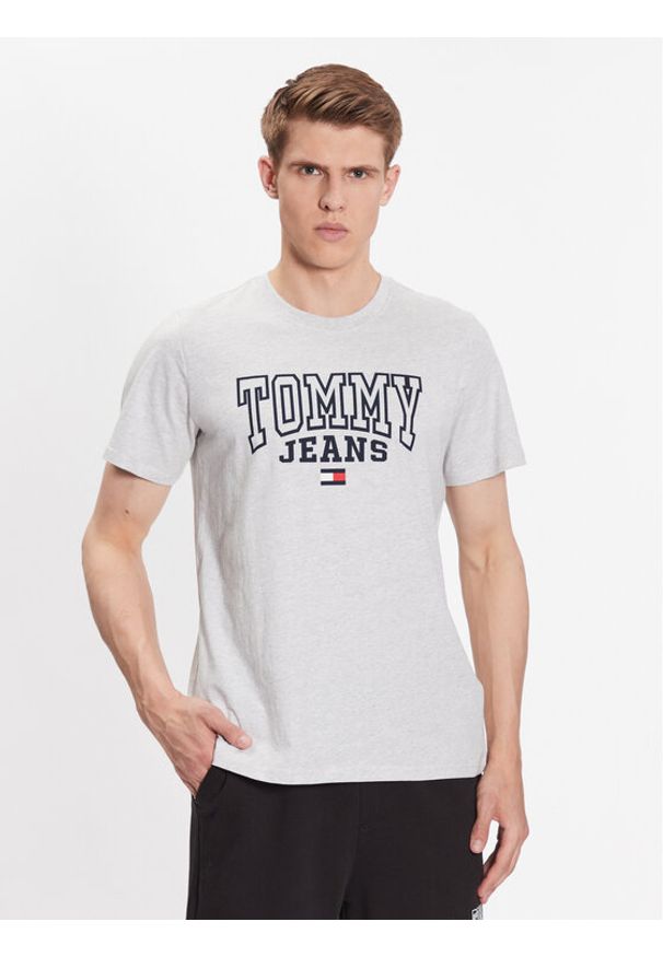 Tommy Jeans T-Shirt Entry Graphic DM0DM16831 Szary Regular Fit. Kolor: szary. Materiał: bawełna