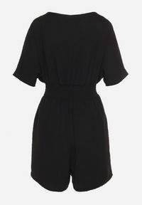 Born2be - Czarny Kombinezon z Zakładkowym Dekoltem i Gumką w Talii Belandrea. Okazja: na co dzień. Kolor: czarny. Materiał: jeans. Długość rękawa: krótki rękaw. Długość: krótkie. Sezon: lato. Styl: casual, elegancki, sportowy #6