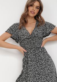 Born2be - Czarna Sukienka Rhodochis. Kolor: czarny. Długość rękawa: krótki rękaw. Wzór: kwiaty. Sezon: lato. Długość: mini #3
