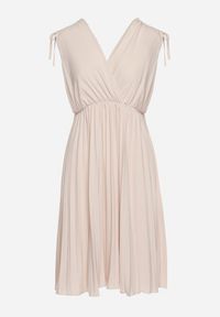 Born2be - Beżowa Plisowana Sukienka z Bawełną i Wiskozą z Gumką w Talii i Kopertowym Dekoltem Karamla. Typ kołnierza: dekolt kopertowy. Kolor: beżowy. Materiał: bawełna, wiskoza. Typ sukienki: kopertowe #6