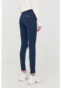 Guess spodnie damskie kolor granatowy dopasowane medium waist. Kolor: niebieski. Materiał: tkanina