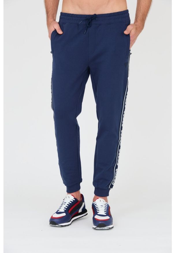 Guess - GUESS Granatowe spodnie. Kolor: niebieski. Materiał: dresówka