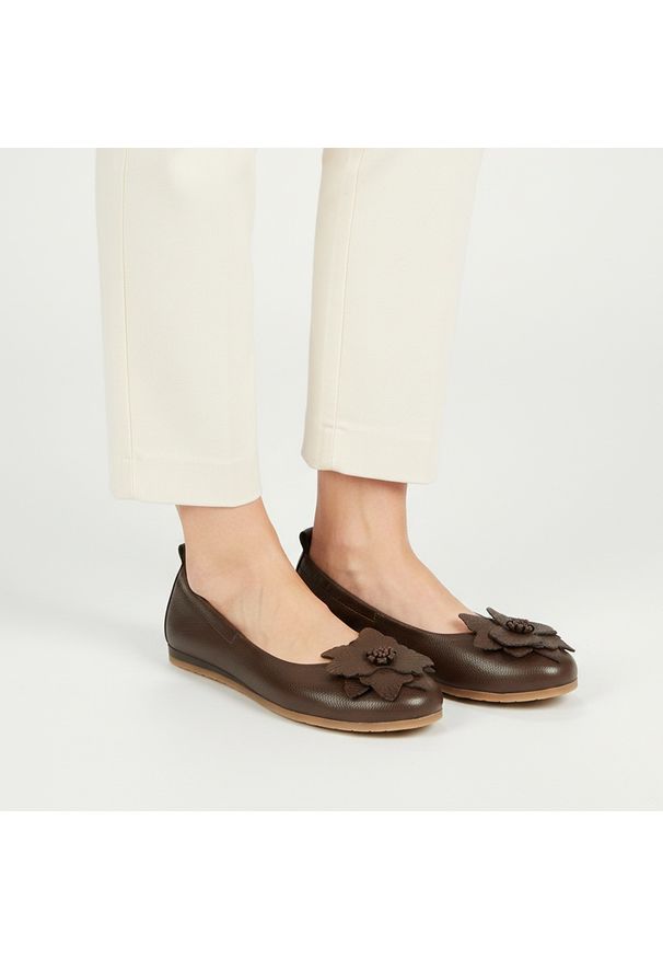 Baleriny damskie Armodo, cholewka ze skóry naturalnej z dekoracyjną aplikacją na przodzie elastyczna konstrukcja ułatwiająca zakładanie oraz płaska p. Okazja: na co dzień. Kolor: brązowy. Materiał: skóra. Szerokość cholewki: normalna. Wzór: aplikacja. Styl: casual, elegancki, klasyczny