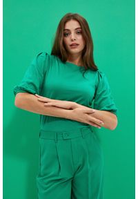 MOODO - Gładka bluzka z bufiastymi rękawami zielona. Kolor: zielony. Materiał: bawełna, poliester. Wzór: gładki
