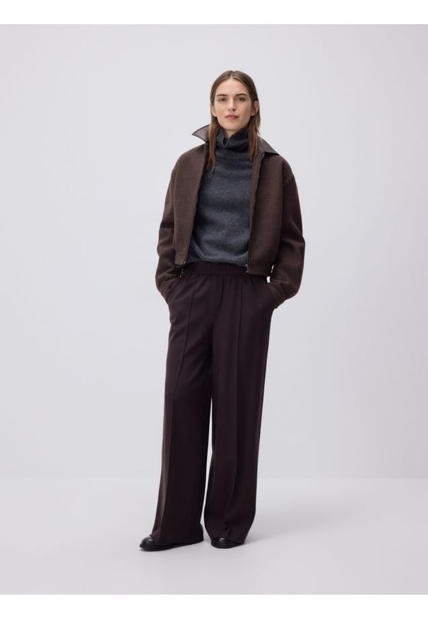 Reserved - Spodnie wide leg z kantem - ciemnobrązowy. Kolor: brązowy. Materiał: wiskoza, tkanina