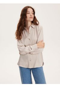 Reserved - Koszula z satynowej wiskozy - beżowy. Kolor: beżowy. Materiał: satyna, wiskoza. Wzór: gładki. Styl: klasyczny #1