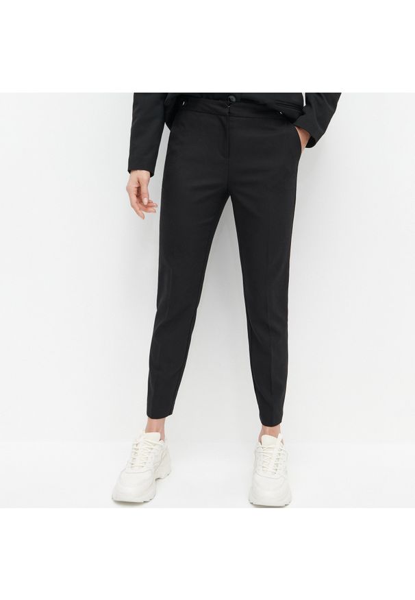 Reserved - Spodnie chino - Czarny. Kolor: czarny