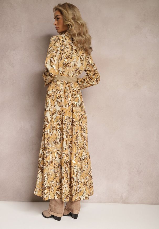 Renee - Jasnobeżowa Sukienka Maxi z Kołnierzykiem i Plecionym Paskiem Pertitus. Kolor: beżowy. Wzór: nadruk, aplikacja. Typ sukienki: kopertowe. Styl: elegancki. Długość: maxi