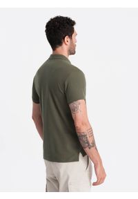 Ombre Clothing - Męska jednokolorowa koszulka polo BASIC z dzianiny pique - ciemnooliwkowa V6 - Rozmiar: M. Okazja: na co dzień. Typ kołnierza: polo. Kolor: oliwkowy. Materiał: dzianina. Wzór: haft, aplikacja, jednolity. Styl: sportowy, wizytowy, casual #3