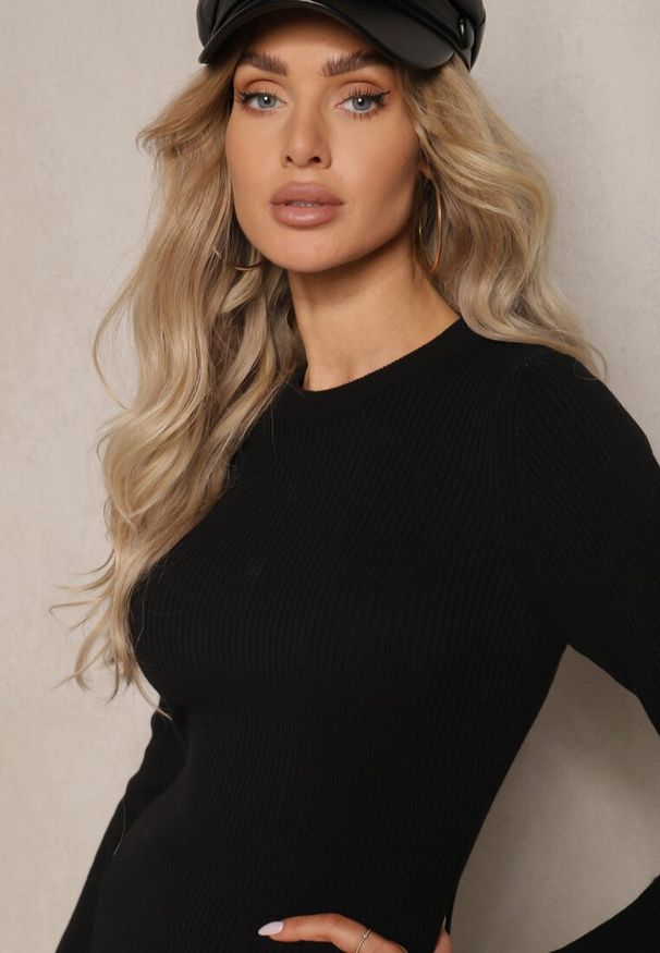 Renee - Czarna Sweterkowa Sukienka o Dopasowanym Kroju Sartana. Okazja: do pracy. Kolor: czarny. Długość rękawa: długi rękaw. Typ sukienki: dopasowane