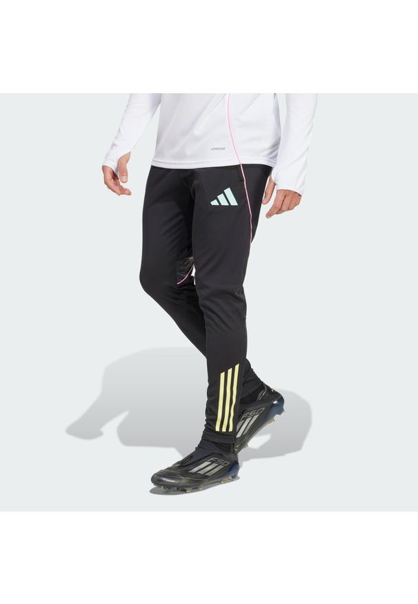 Adidas - Spodnie Juventus Tiro 25 Competition Training. Kolor: czarny. Materiał: dresówka. Sport: fitness