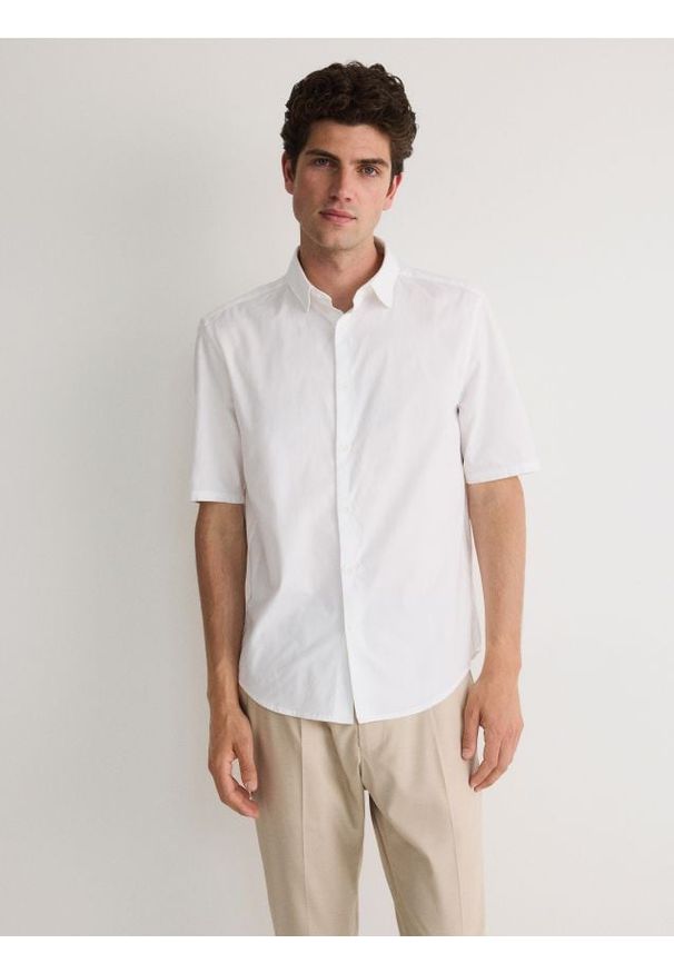Reserved - Gładka koszula regular fit - biały. Kolor: biały. Materiał: bawełna, tkanina. Wzór: gładki