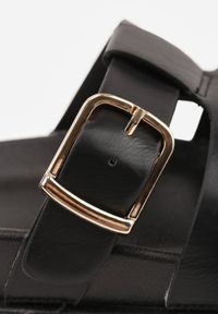 Born2be - Czarne Klapki na Płaskiej Podeszwie z Paskiem z Klamerką Ylindra. Nosek buta: otwarty. Kolor: czarny. Materiał: guma, skóra. Wzór: aplikacja. Sezon: lato. Obcas: na płaskiej podeszwie. Wysokość obcasa: niski #6