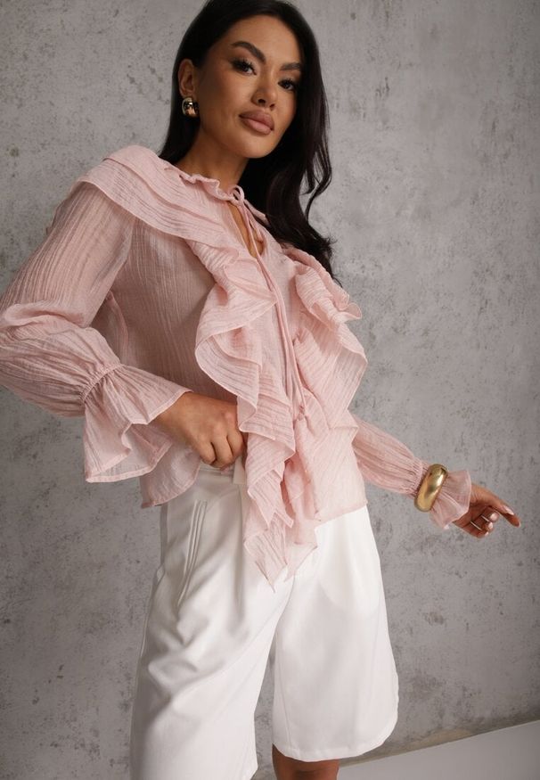 Renee - Różowa Bluzka z Lyocellem w Stylu Boho z Wiązaniem pod Szyją i Falbanami Tasimi. Okazja: na co dzień. Kolor: różowy. Materiał: jeans. Styl: boho