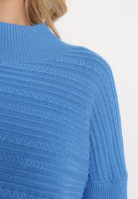 Born2be - Niebieski Sweter z Wełną o Asymetrycznym Fasonie z Tłoczeniem Sarositte. Kolor: niebieski. Materiał: wełna