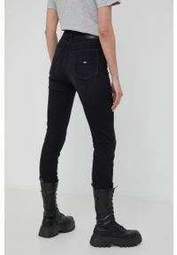 Tommy Jeans jeansy SYLVIA CE173 damskie high waist. Stan: podwyższony. Kolor: czarny