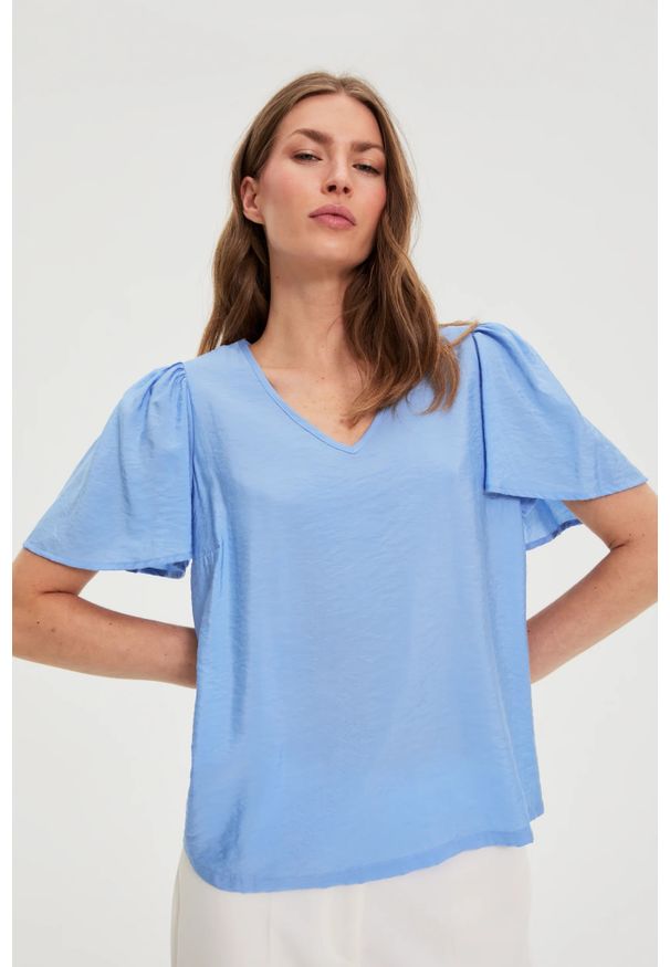 MOODO - Wiskozowa koszula błękitna. Kolor: niebieski. Materiał: wiskoza