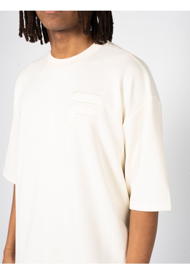 Fila T-Shirt "Castellar" | FAM0303 | Mężczyzna | Beżowy. Kolor: beżowy. Materiał: wiskoza, elastan, poliester