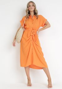 Born2be - Pomarańczowa Koszulowa Sukienka Midi z Gumką w Talii i Materiałowym Paskiem z Wiskozy Skeisa. Kolor: pomarańczowy. Materiał: materiał, wiskoza. Typ sukienki: koszulowe. Długość: midi #5