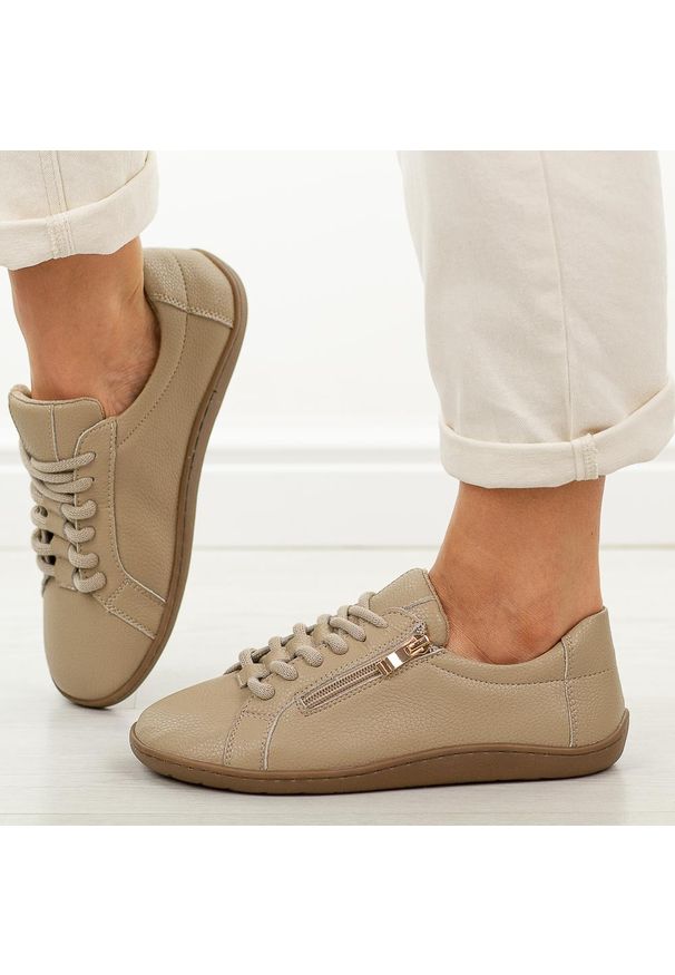 Beżowe skórzane półbuty damskie barefoot M.Daszyński Ol38-4. Okazja: na co dzień. Zapięcie: sznurówki. Kolor: beżowy. Materiał: skóra. Szerokość cholewki: normalna. Sezon: wiosna, jesień, lato. Styl: casual, klasyczny, sportowy