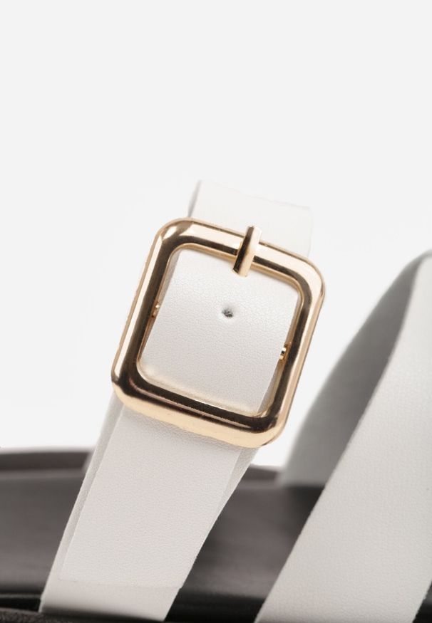 Born2be - Białe Klapki z Przeplatanymi Paskami i Klamrą Ravelya. Okazja: na co dzień, na spacer. Kolor: biały. Materiał: jeans. Sezon: lato. Styl: boho, klasyczny, casual