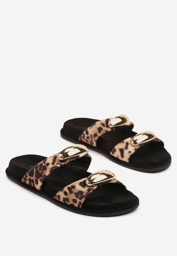 Born2be - Panterkowe Klapki Vices z Imitacji Zamszu Zdobione Aplikacjami Vomeza. Okazja: na co dzień. Materiał: zamsz. Wzór: aplikacja. Styl: klasyczny, casual
