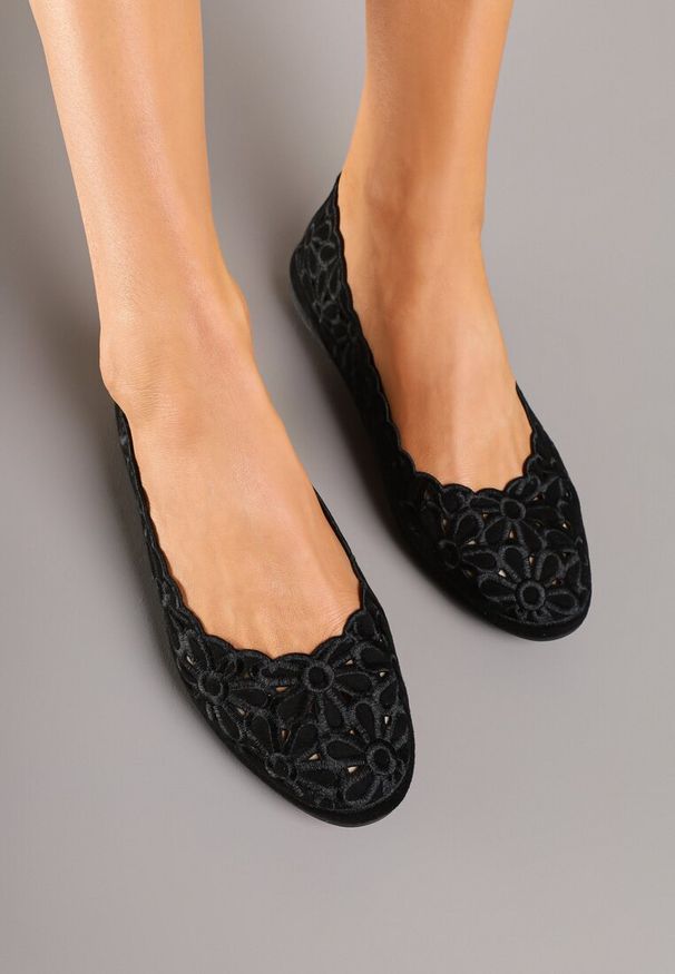 Born2be - Czarne Balerinki Vices z Haftowanej Ażurowej Tkaniny w Kwiaty Efalorin. Okazja: na co dzień, na spacer, na imprezę. Nosek buta: okrągły. Kolor: czarny. Materiał: tkanina. Wzór: haft, ażurowy, kwiaty. Sezon: lato. Obcas: na płaskiej podeszwie. Styl: elegancki, casual