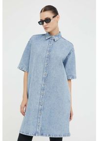 Mustang sukienka jeansowa kolor niebieski mini oversize. Kolor: niebieski. Materiał: jeans. Długość rękawa: krótki rękaw. Typ sukienki: oversize. Długość: mini #1