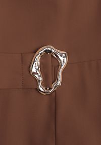 Renee - Brązowy Kombinezon VICES Ozdobiony Paskiem i Klamrą o Nieregularnym Kształcie Metilaeno. Kolor: brązowy. Wzór: aplikacja #6