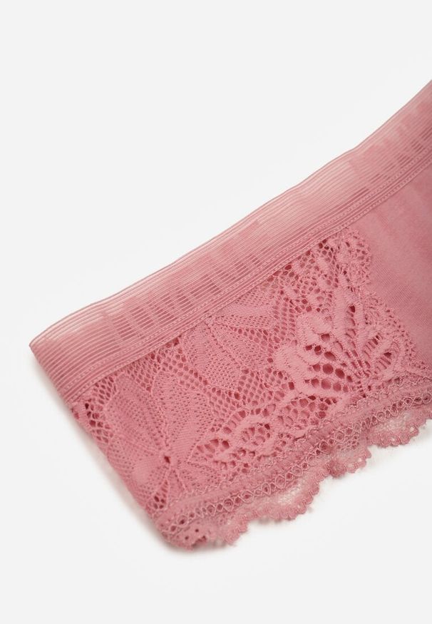 Born2be - Ciemnoróżowe Majtki Stringi z Subtelną Koronką z Bawełną Adriedah. Kolor: różowy. Materiał: koronka, bawełna. Wzór: koronka