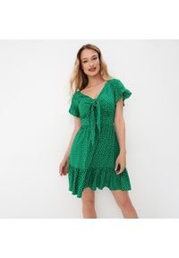 Mohito - Zielona sukienka mini w kropki - Zielony. Kolor: zielony. Wzór: kropki. Długość: mini #1