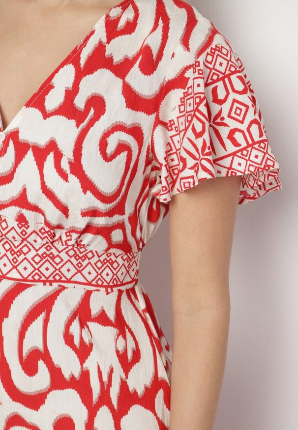 Born2be - Czerwona Sukienka o Rozkloszowanym Kroju w Ornamentalny Wzór Tillivene. Okazja: na co dzień. Typ kołnierza: dekolt w kształcie V. Kolor: czerwony. Długość rękawa: krótki rękaw. Styl: casual