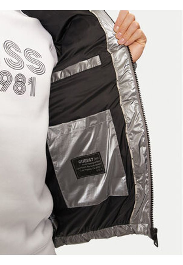 Guess Kurtka zimowa M4BL46 WGJT0 Srebrny Regular Fit. Kolor: srebrny. Materiał: syntetyk. Sezon: zima
