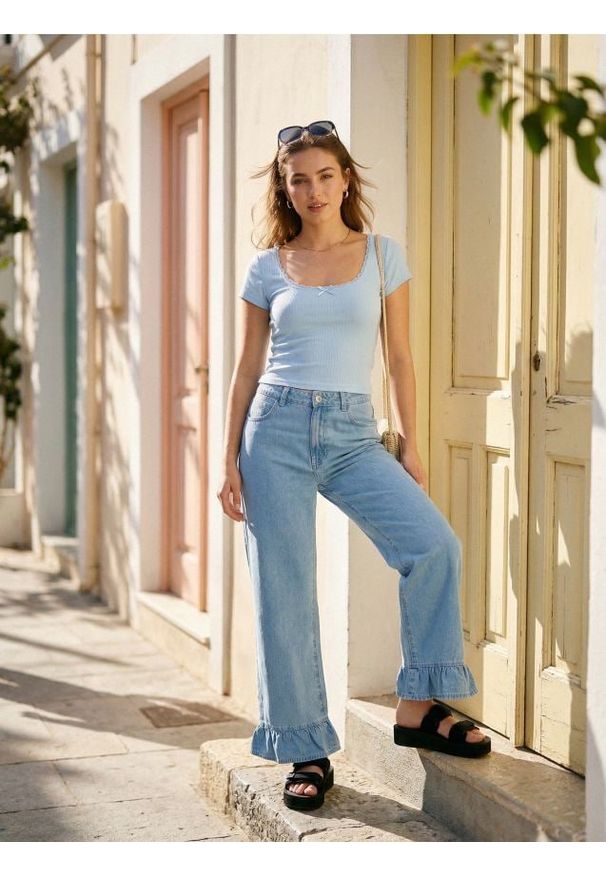 Sinsay - Bluzka z koronką przy dekolcie z domieszką wiskozy - błękitny. Kolor: niebieski. Materiał: wiskoza, koronka. Wzór: koronka