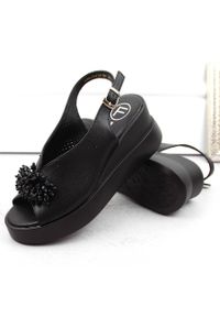 Skórzane sandały damskie na koturnie z koralikami czarne Filippo DS6076. Kolor: czarny. Materiał: skóra. Obcas: na koturnie