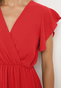 Born2be - Czerwona Plisowana Sukienka z Kopertowym Dekoltem i Gumką w Talii Waretta. Typ kołnierza: dekolt kopertowy. Kolor: czerwony. Typ sukienki: kopertowe. Styl: elegancki #2