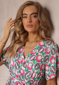 Renee - Różowa Sukienka z Wiskozy i Kopertowym Dekoltem w Fantazyjny Print Abai. Kolor: różowy. Materiał: wiskoza. Wzór: nadruk. Sezon: lato. Typ sukienki: kopertowe