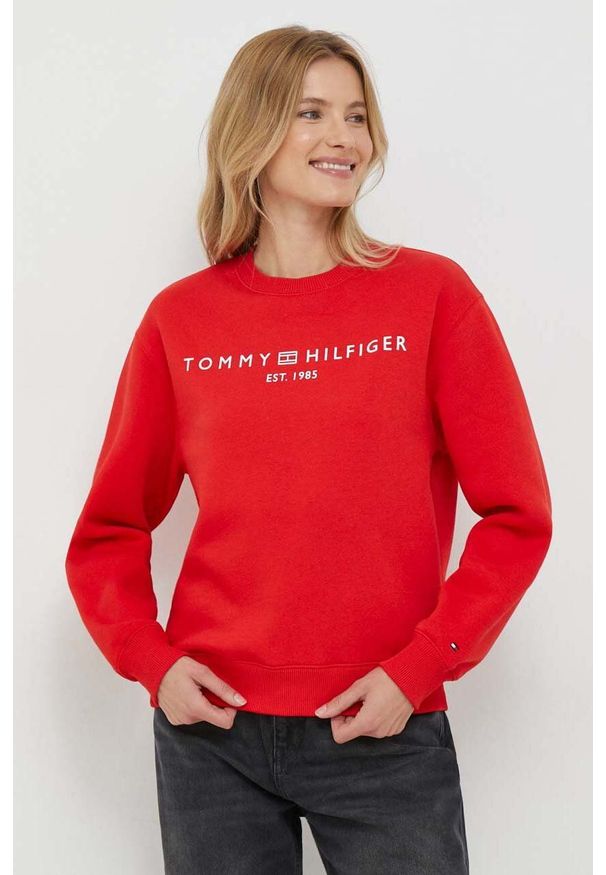 TOMMY HILFIGER - Tommy Hilfiger bluza damska kolor czerwony. Kolor: czerwony. Materiał: bawełna. Wzór: nadruk. Styl: klasyczny