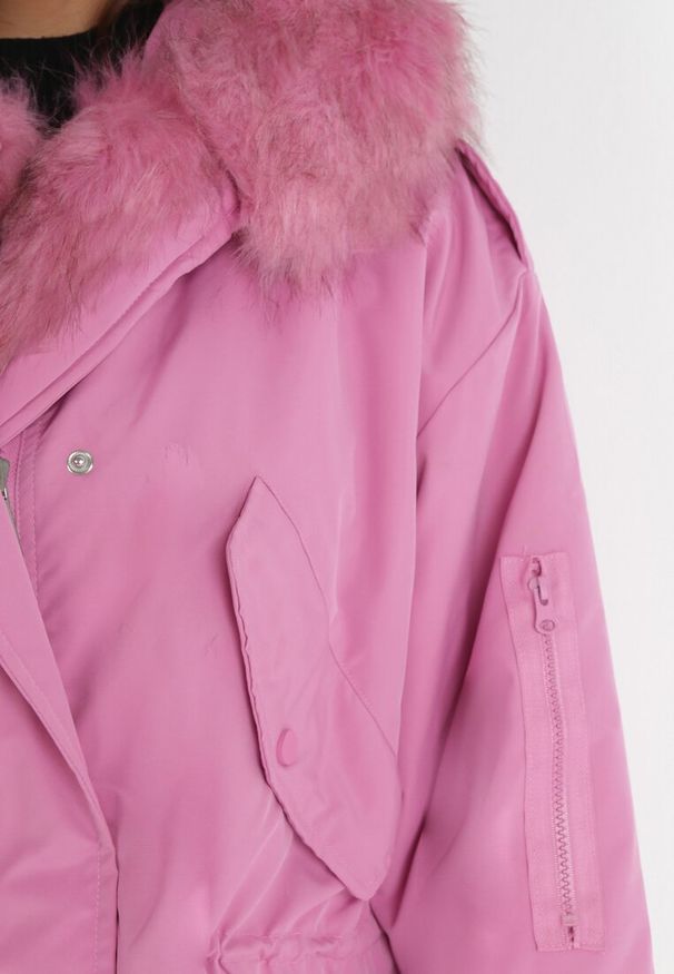 Born2be - Różowa Kurtka Parka Oversize z Futerkiem Mitto. Kolor: różowy. Materiał: futro. Długość rękawa: długi rękaw. Długość: długie. Sezon: jesień, zima. Styl: klasyczny, elegancki