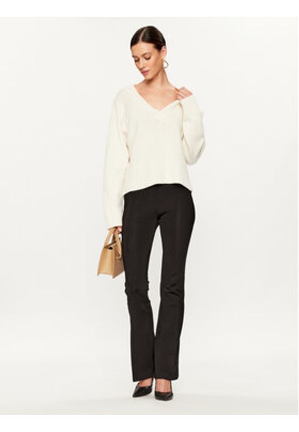 Pinko Sweter Salmone 102245 A1CH Écru Relaxed Fit. Materiał: wełna