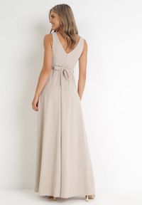 Born2be - Jasnobeżowa Sukienka Rozkloszowana Maxi z Paskiem w Cyrkonie i Wycięciem Neorise. Kolor: beżowy. Materiał: materiał. Wzór: aplikacja. Długość: maxi #3