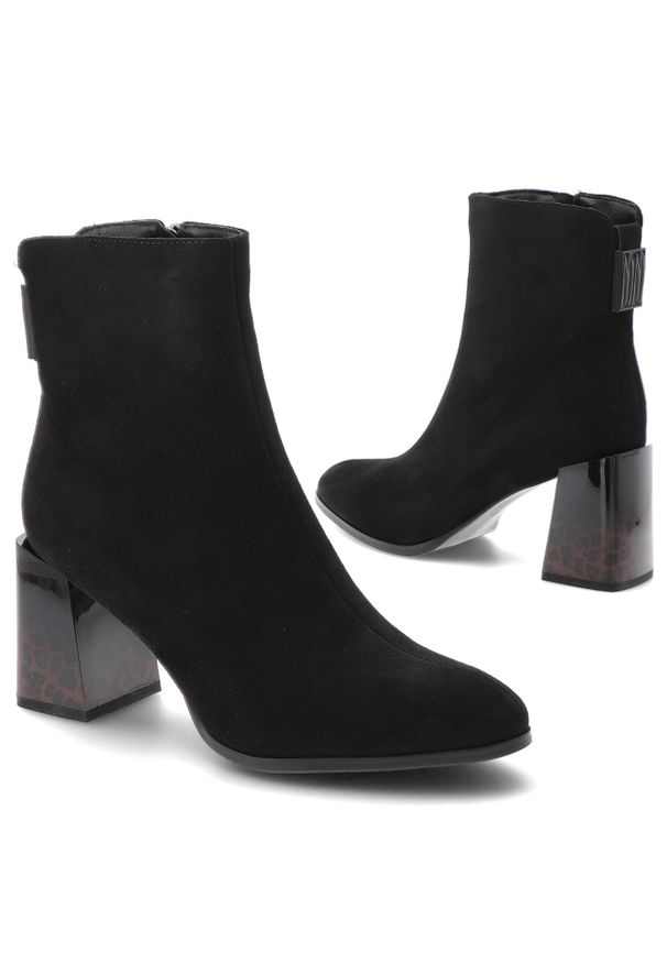 Czarne Botki Goodin Wygodne Obuwie Damskie Zapinane Na Suwak. Okazja: na spotkanie biznesowe, na co dzień. Zapięcie: zamek. Kolor: czarny. Szerokość cholewki: normalna. Wzór: geometria. Materiał: zamsz. Obcas: na obcasie. Styl: klasyczny, biznesowy, wizytowy, elegancki, casual. Wysokość obcasa: średni