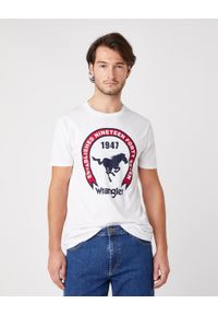 Wrangler - MĘSKI T-SHIRT WRANGLER SS AMERICANA TEE WHITE W7AGD3989 112131338. Okazja: na co dzień, na imprezę, na uczelnię, do pracy. Typ kołnierza: okrągły. Materiał: jeans, denim, tkanina, bawełna, materiał. Długość rękawa: krótki rękaw. Długość: krótkie. Wzór: napisy, aplikacja, nadruk. Sezon: lato. Styl: vintage, retro, klasyczny, casual